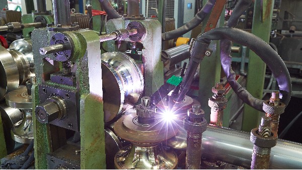 半導(dǎo)體軸徑管升級(jí)：無(wú)縫到不銹鋼焊管的轉(zhuǎn)變！